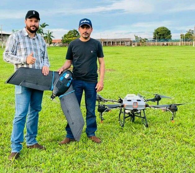 Fernando Vilela, director of the Brazilian company AeroPulv, with an eBee Geo in the field